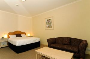 Quality Hotel Tiffins on the Park - Accommodation BNB
